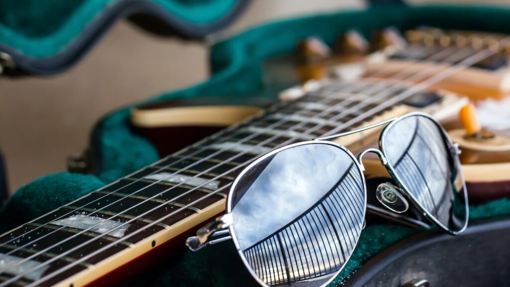 Gitarre und Sonnenbrille ()