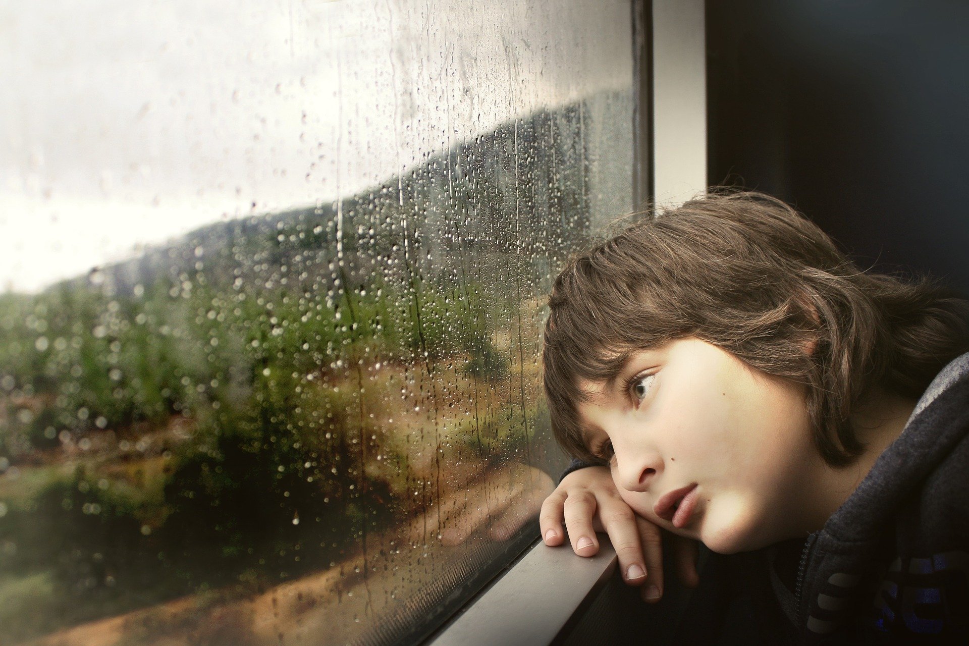 Kleiner Junge am Fenster (Bild von Shlomaster auf Pixabay)