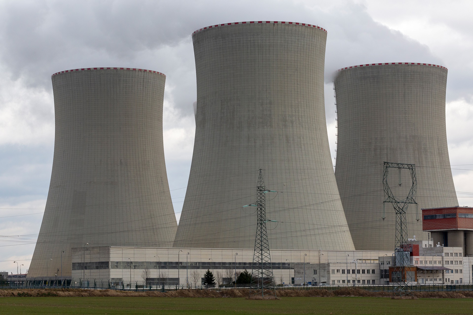 Kernkraftwerk mit drei Kühltürmen