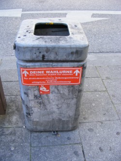 Foto: Abfallbehälter mit Aufkleber “Deine Wahlurne – Bitte Wahlzettel gleich hier einwerfen [...]” / Mattes / CC BY-SA 3.0