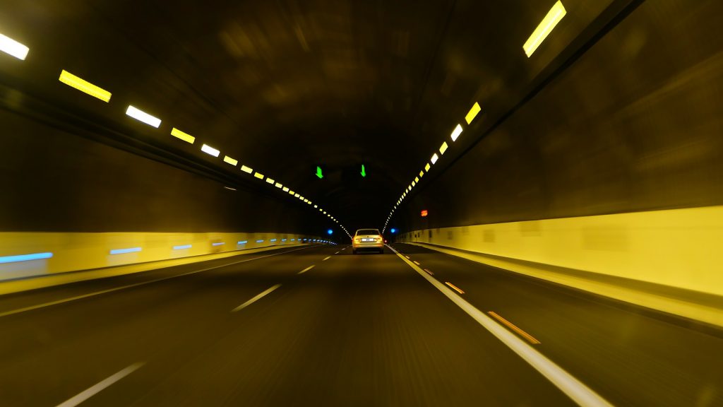 Bild von einem Straßentunnel (CC0 htomek)