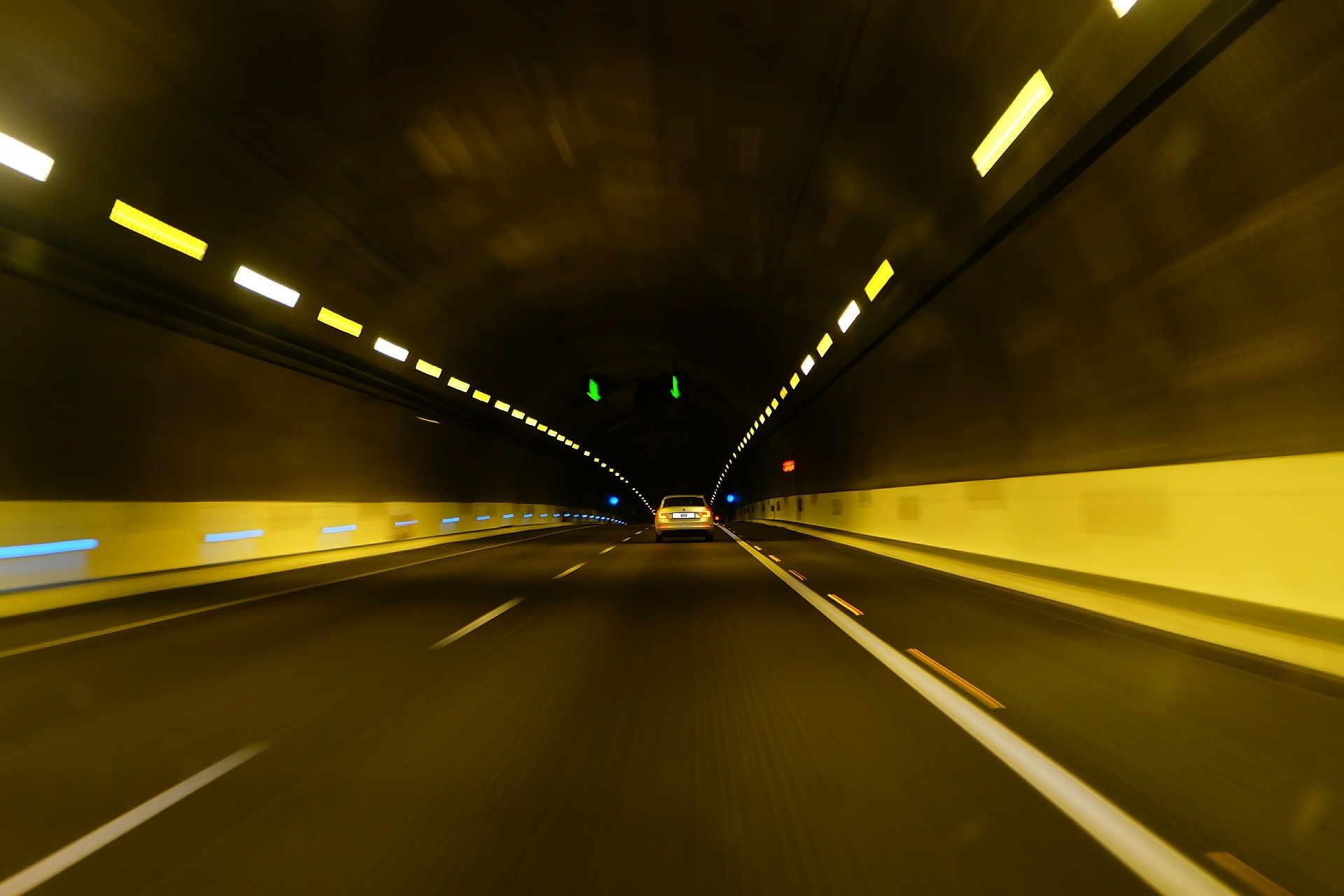 Bild von einem Straßentunnel (CC0 htomek)