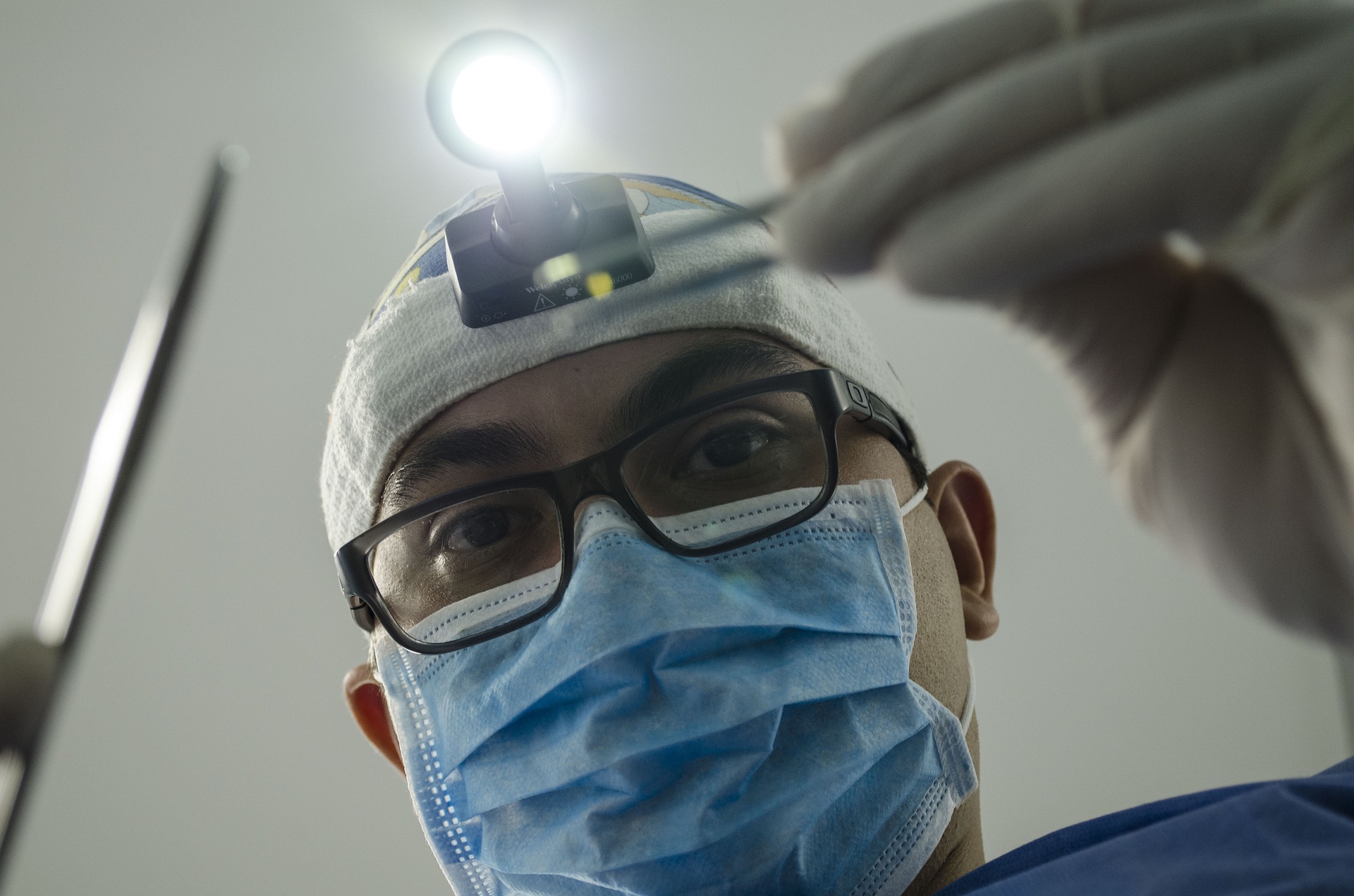 Zahnarzt mit chirurgischem Mund-Nasen-Schutz