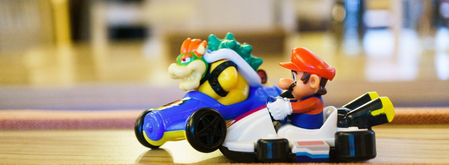 Spielzeugautounfall. Bei Mario Kart sind Mario und Bowser kollidiert.