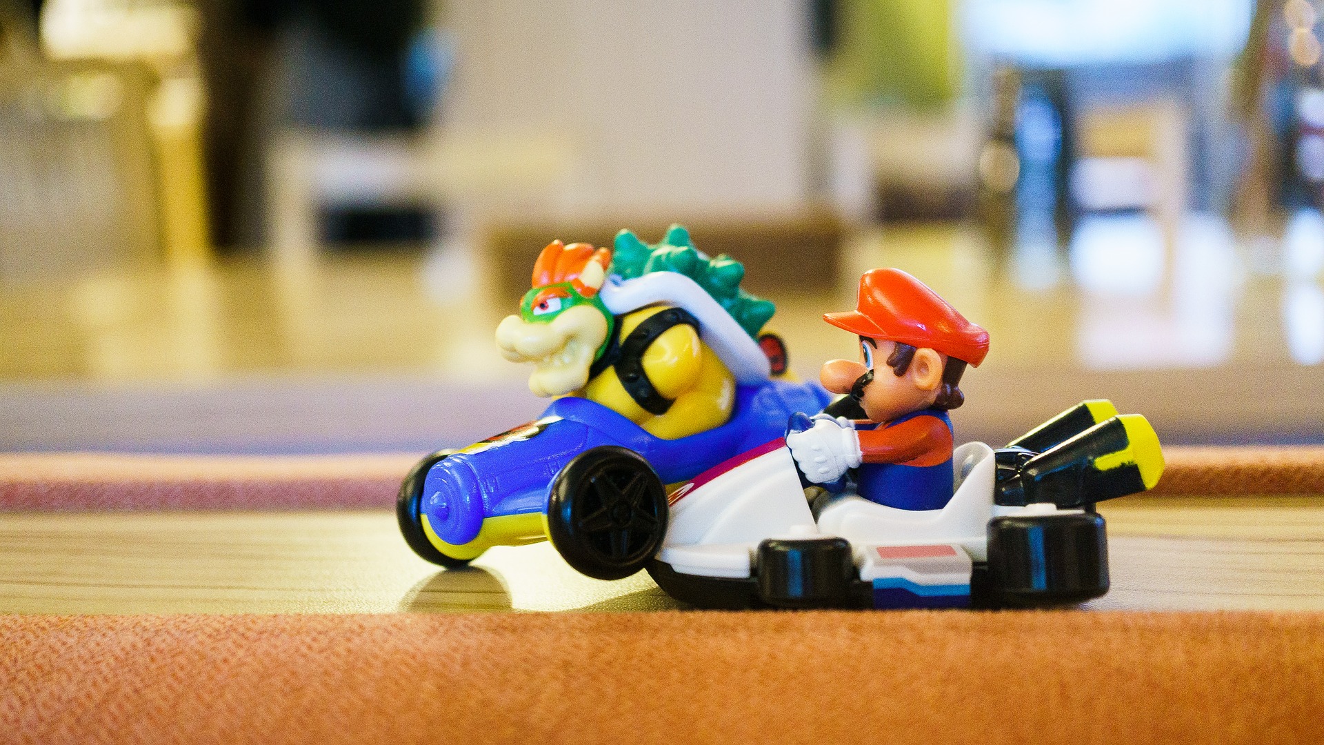 Spielzeugautounfall. Bei Mario Kart sind Mario und Bowser kollidiert.
