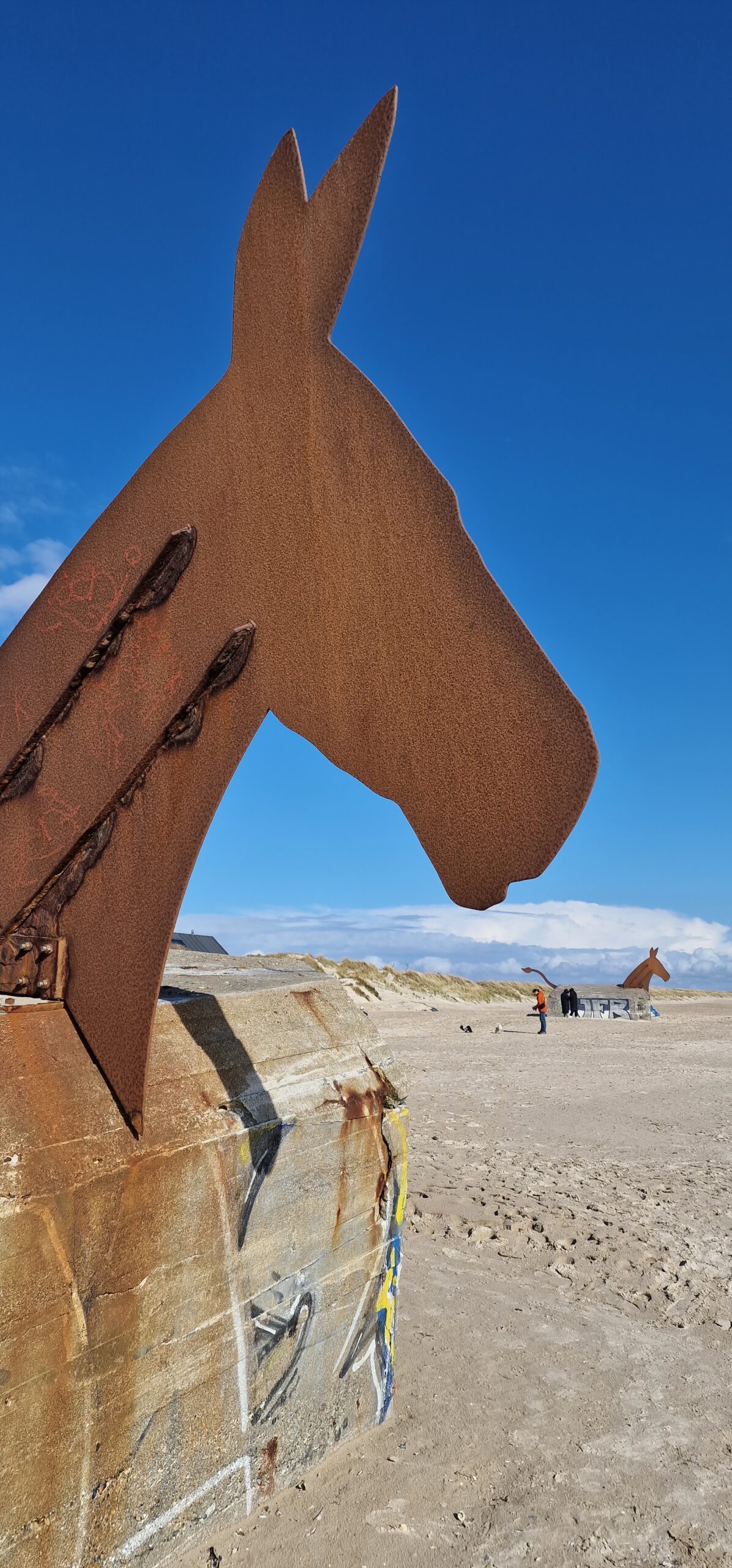 Muli-Skulptur von Bill Woodrow auf einem deutschen Bunker aus dem 2. Weltkrieg, errichtet zum 50. Jahrestag der Befreiung am Strand von Blåvand, Dänemark